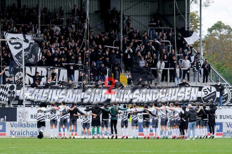 Die Mannschaft vor der Fankurve im Stadion